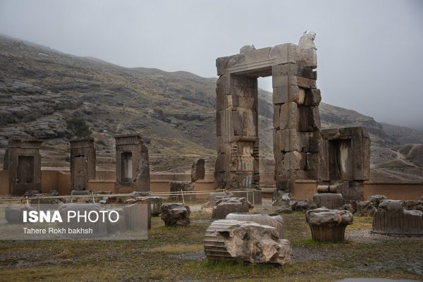 Iranian people visiting Persepolis under the rain 18