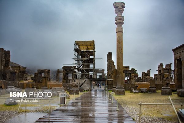 Iranian people visiting Persepolis under the rain 21