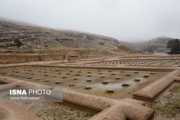 Iranian people visiting Persepolis under the rain 33