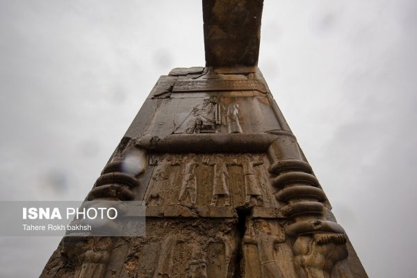 Iranian people visiting Persepolis under the rain 36