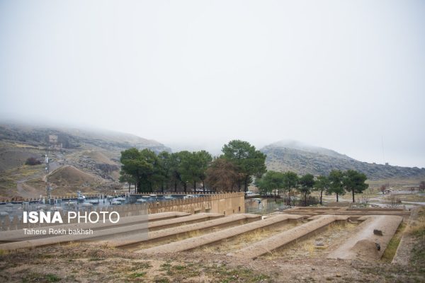 Iranian people visiting Persepolis under the rain 39