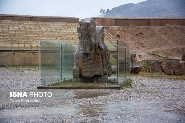 Iranian people visiting Persepolis under the rain 4