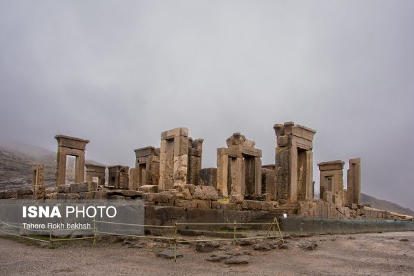 Iranian people visiting Persepolis under the rain 48