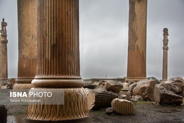 Iranian people visiting Persepolis under the rain 56