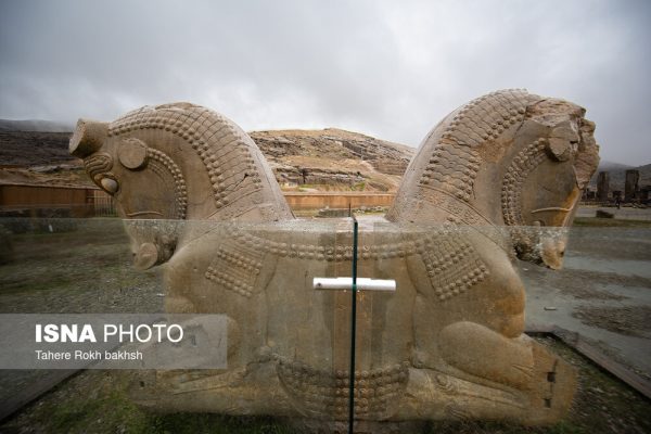 Iranian people visiting Persepolis under the rain 60