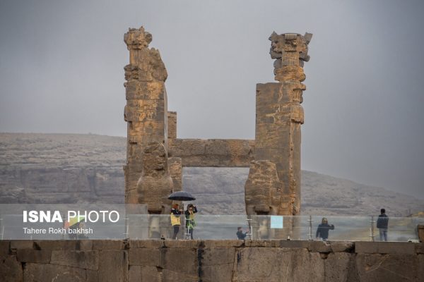 بازدید مردمان ایران زمین از تخت جمشید زیر باران+نگاره‌ها