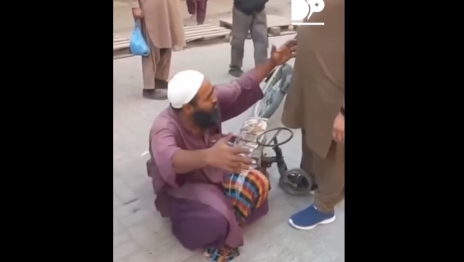 فیلم لحظه شفا یافتن یک فلج مادرزاد در خیابان
