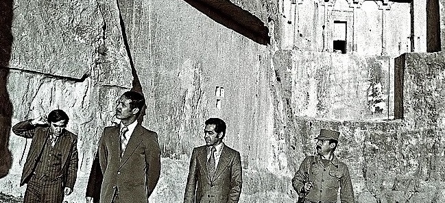 بازدید یک مقام حکومتی از نقش رستم قبل از انقلاب