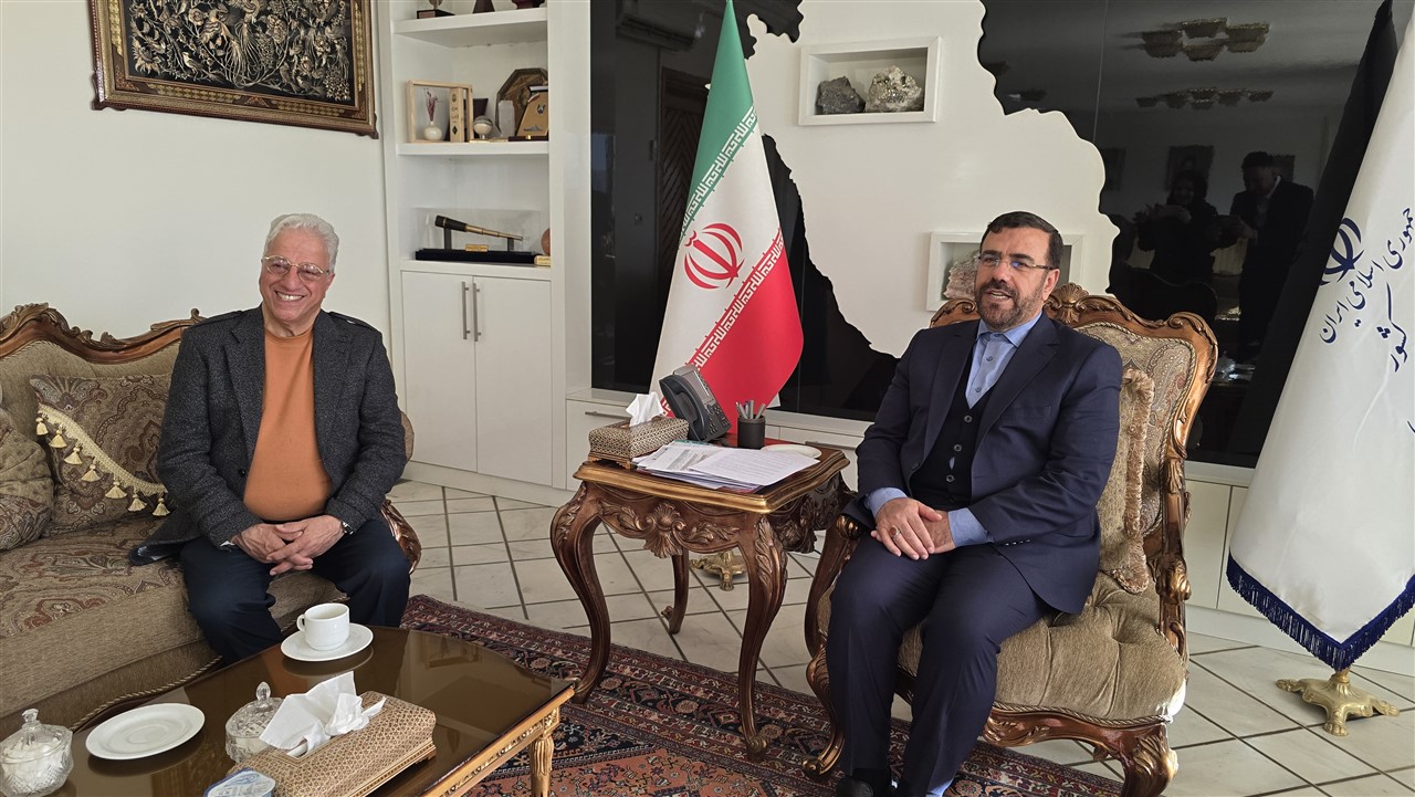 دیدار علیرضا خمسه‌ هنرمند طناز با نماینده عالی دولت در استان فارس+تصاویر