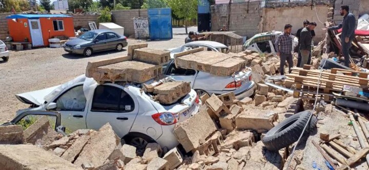 آوار شدن سقف تعمیرگاه بر سر خودروها در شیراز (+فیلم)