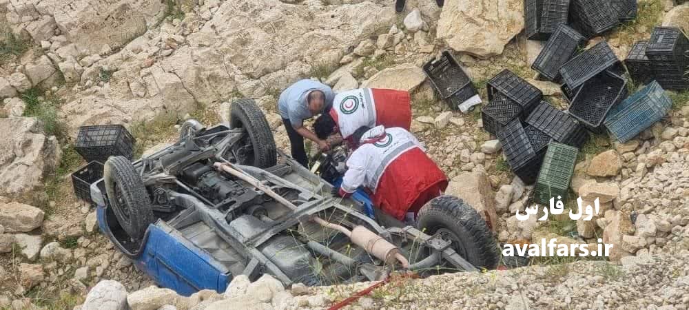 عکس سقوط مرگبار نیسان آبی به دره در جاده کازرون به شیراز