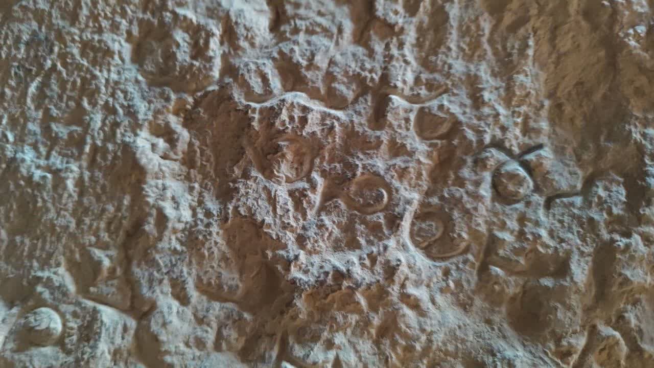 کشف کتیبه  1500 ساله ساسانی در کوه خواجه عکاشه شهر آباده