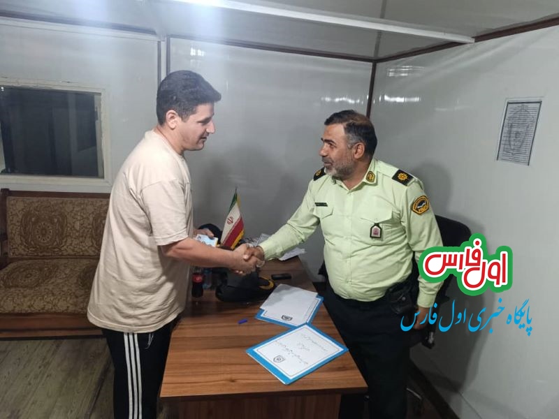 تحویل کیف پول مسافر به صاحبش در تخت جمشید/تقدیر یا شکایت از پلیس با تلفن 197