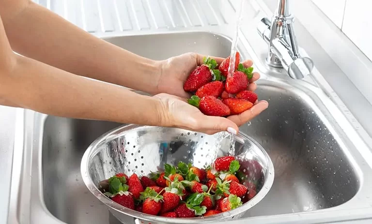 روش صحیح و مطمئن شستن توت فرنگی