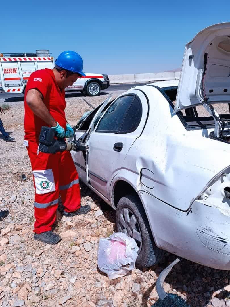واژگونی مرگبار تیبا در آزادراه شیراز-اصفهان؛ یک کشته و یک مصدوم