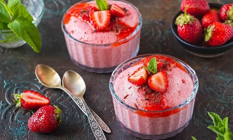 چگونه بستنی توت فرنگی طبیعی و خوشمزه در منزل بسازیم؟