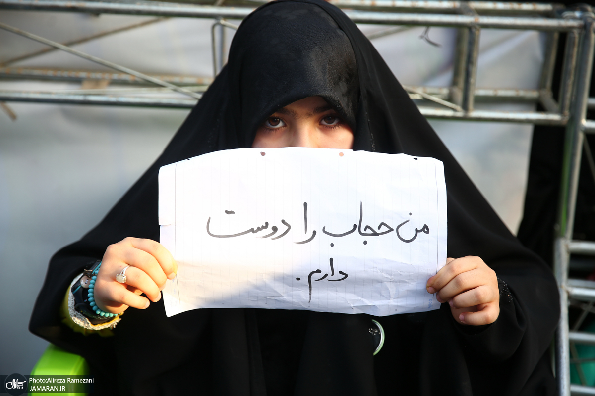 دو یادداشت عباس عبدی: «پیشنهاد عملی برای حجاب» و « نافی ضروری حجاب » که باعث عصبانیت تندروها شده