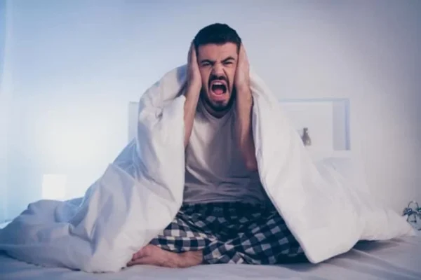 عواقب خوابیدن با ناراحتی