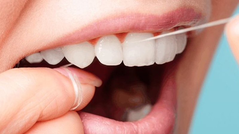 9 اشتباه مخرب رایج در استفاده از نخ دندان