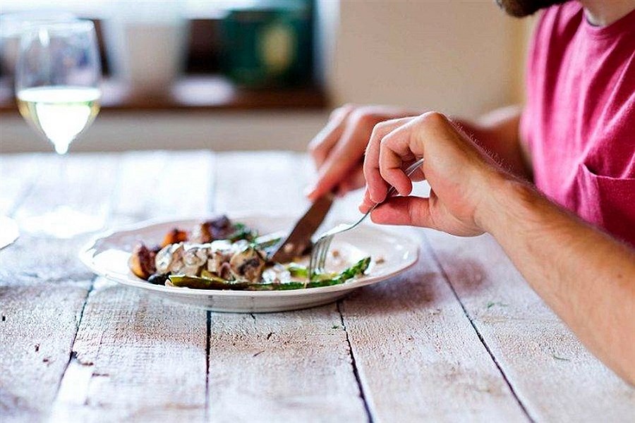 7 غذایی که بدن شما را بد بو می کند