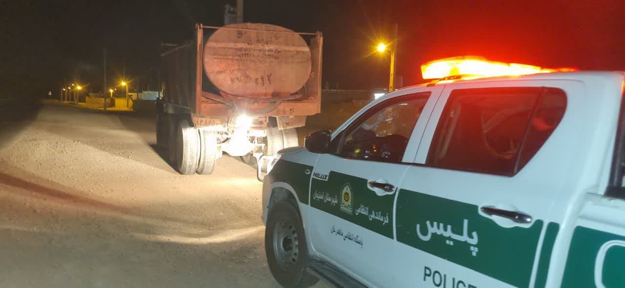 توقیف و انتقال تانکرهای حمل غیرمجاز آب به پارکینگ در استهبان