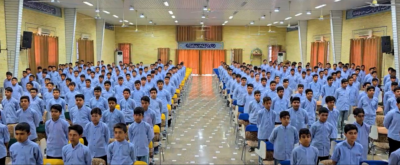 همخوانی ۲۷۰ نفره ترانه‌ی "صورتگر چین"  در دبیرستان شهید فراست لارستان