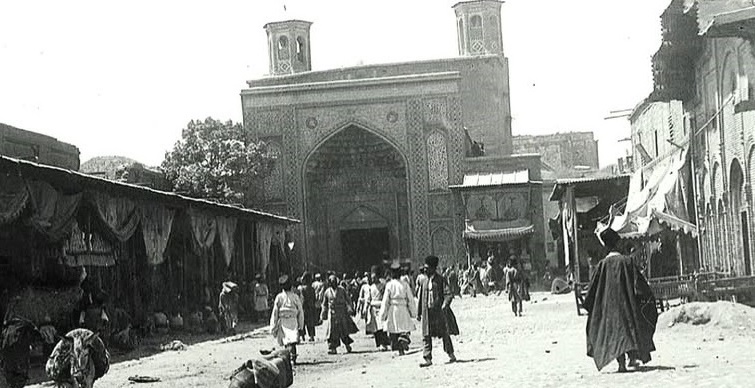 تصویری سیاه‌وسفید از میدان وکیل شیراز دوره قاجار