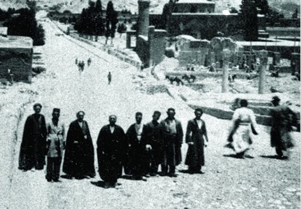جمعی از مردم در خیابان حافظ شیراز در اواخر قاجار