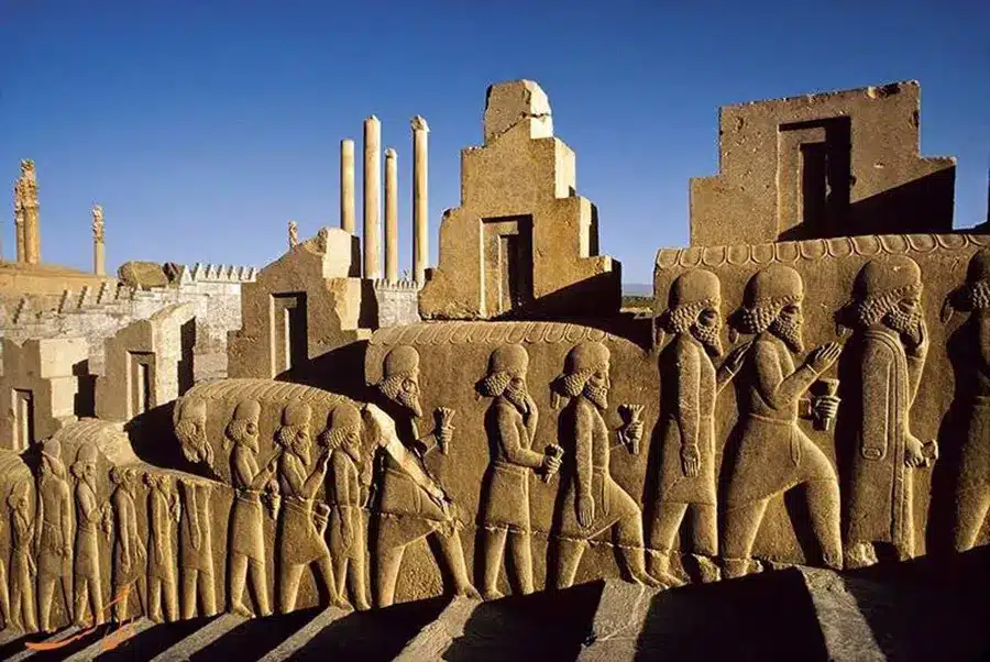 تخت‌جمشید سالانه ۲۰۰ میلیارد درآمد دارد اما ۱۰ میلیارد بودجه می‌گیرد/ رونمایی ازِ «برزن جنوبی» و محرمانه تخت‌جمشید برای اولین‌بار در نوروز/ بر سر بودجه سفر شهید رئیسی چه آمد؟