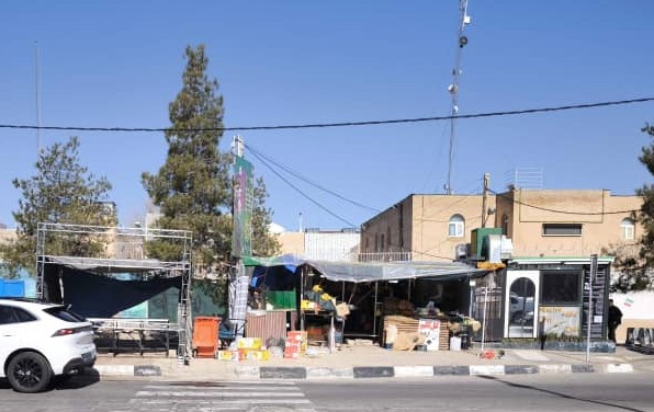 انسداد تنها مسیر تردد افراد پیاده در ورودی شهرک گلستان شیراز توسط میوه فروشی! عکس