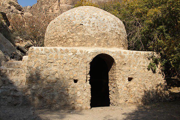 تخریب تاریخ ایران در تنگه ایچ استهبان/ باغداران به حریم چهارتاقی ساسانی تجاوز کردند+ عکس