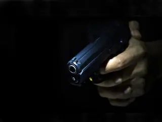 راز کشف جسد گلوله خورده زن میانسال مقابل خانه‌اش