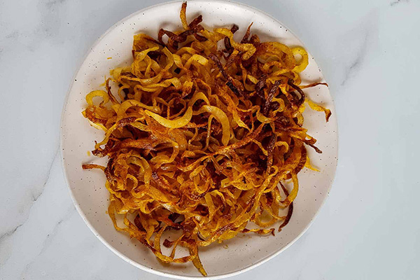 طرز تهیه پیاز داغ چیپسی ترد و مجلسی (خانگی، ساده و رنگی)