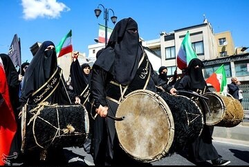 پوشش متفاوت زنان و دختران در مراسم چهلم رهبر شهید/عکس