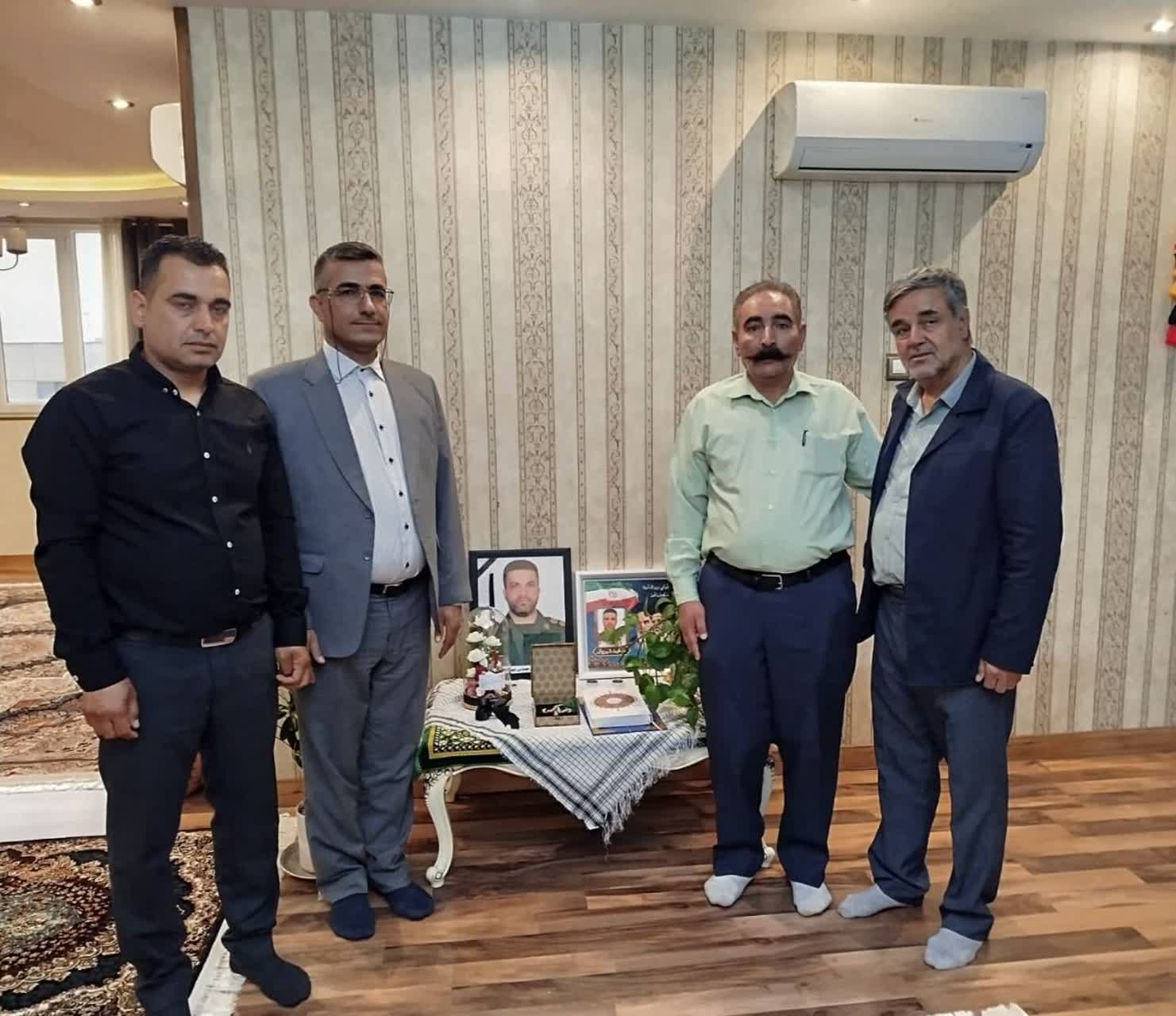 دیدار اعضای حزب نسل نو استان فارس با خانواده شهید مجید شیروانی از شهدای جنگ رمضان