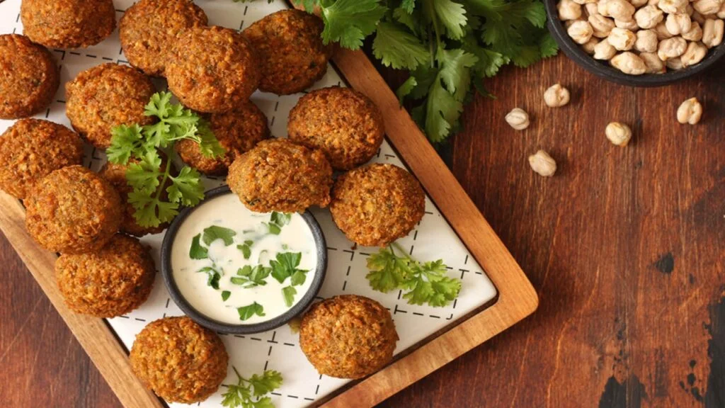 نگاه کنید| طرز تهیه فلافل با نخود و تخم مرغ(ویدئو)