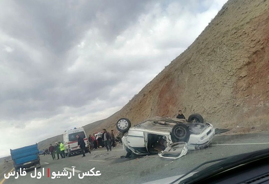 ۳ سانحه رانندگی ظرف ۴ ساعت در محورهای استهبان و شیراز / ۱۸ مصدوم در واژگونی و برخورد خودروها