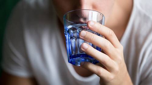 آیا واقعا قرقره کردن آب نمک از آنفولانزا پیشگیری می کند؟