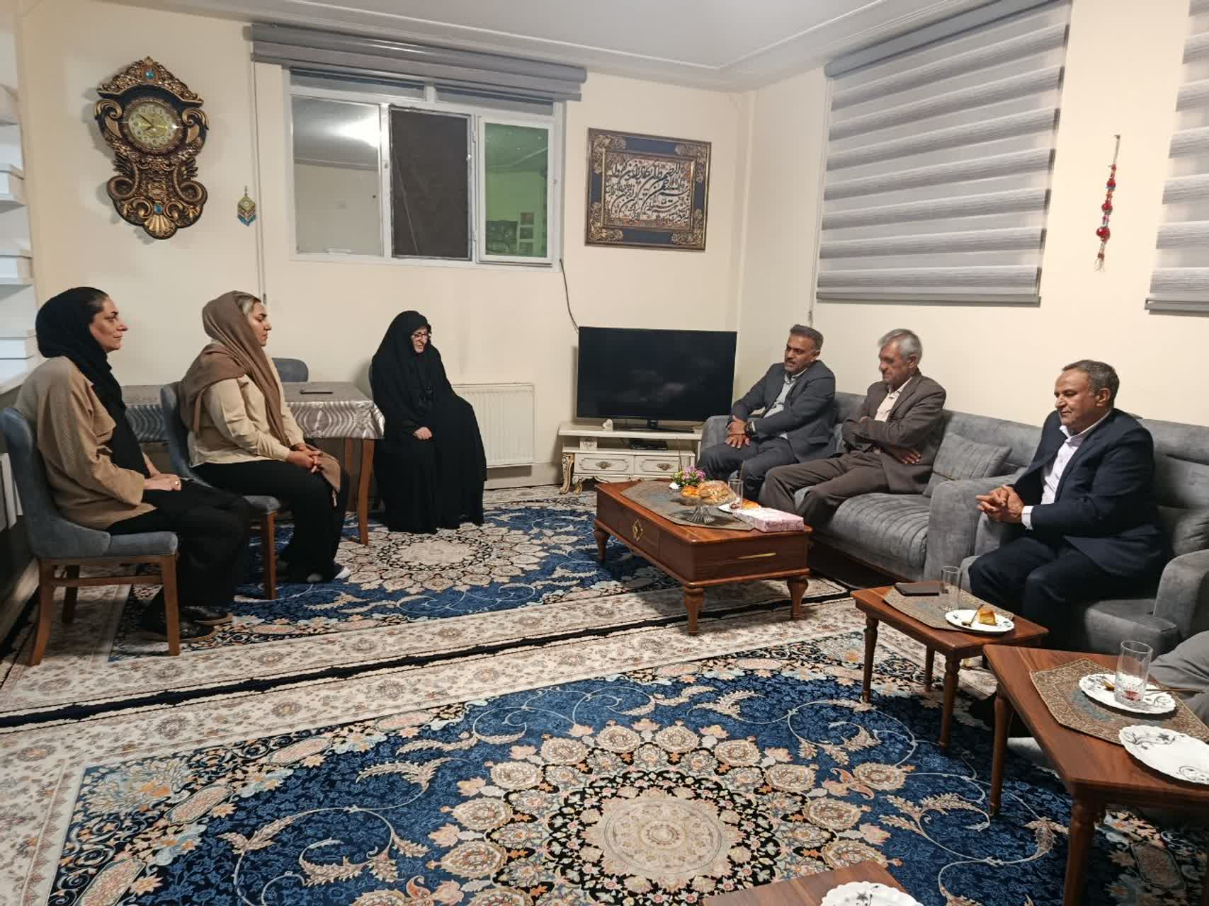 حضور مدیرکل آموزش و پرورش فارس در منزل دبیر فقید دبیرستان جهان‌آرا شیراز