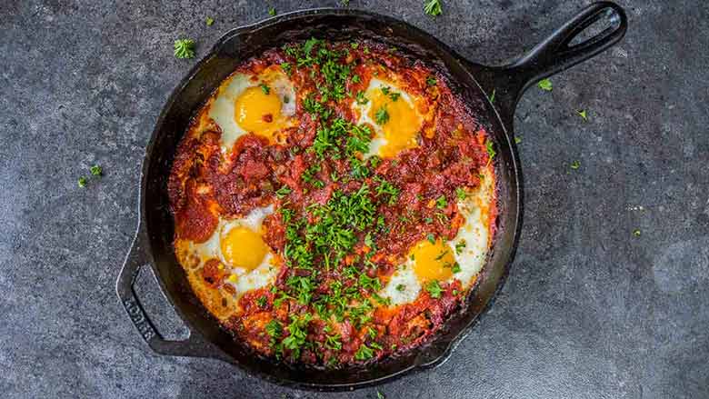 شاک شوکا؛ املت تونسی فرنگی با سس گوجه و تخم‌مرغ عسلی
