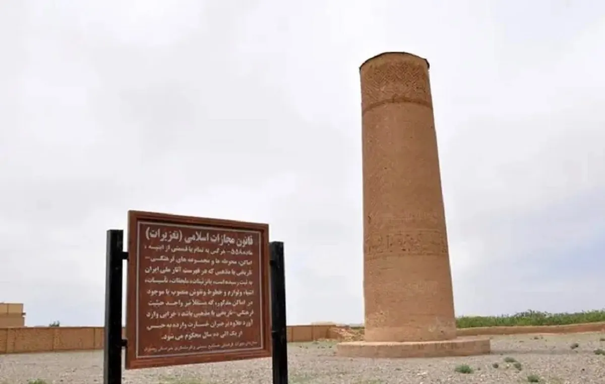 عکس یادگاری مردان روستایی در کنار «میل فیروزآباد» -دوران احمدشاه