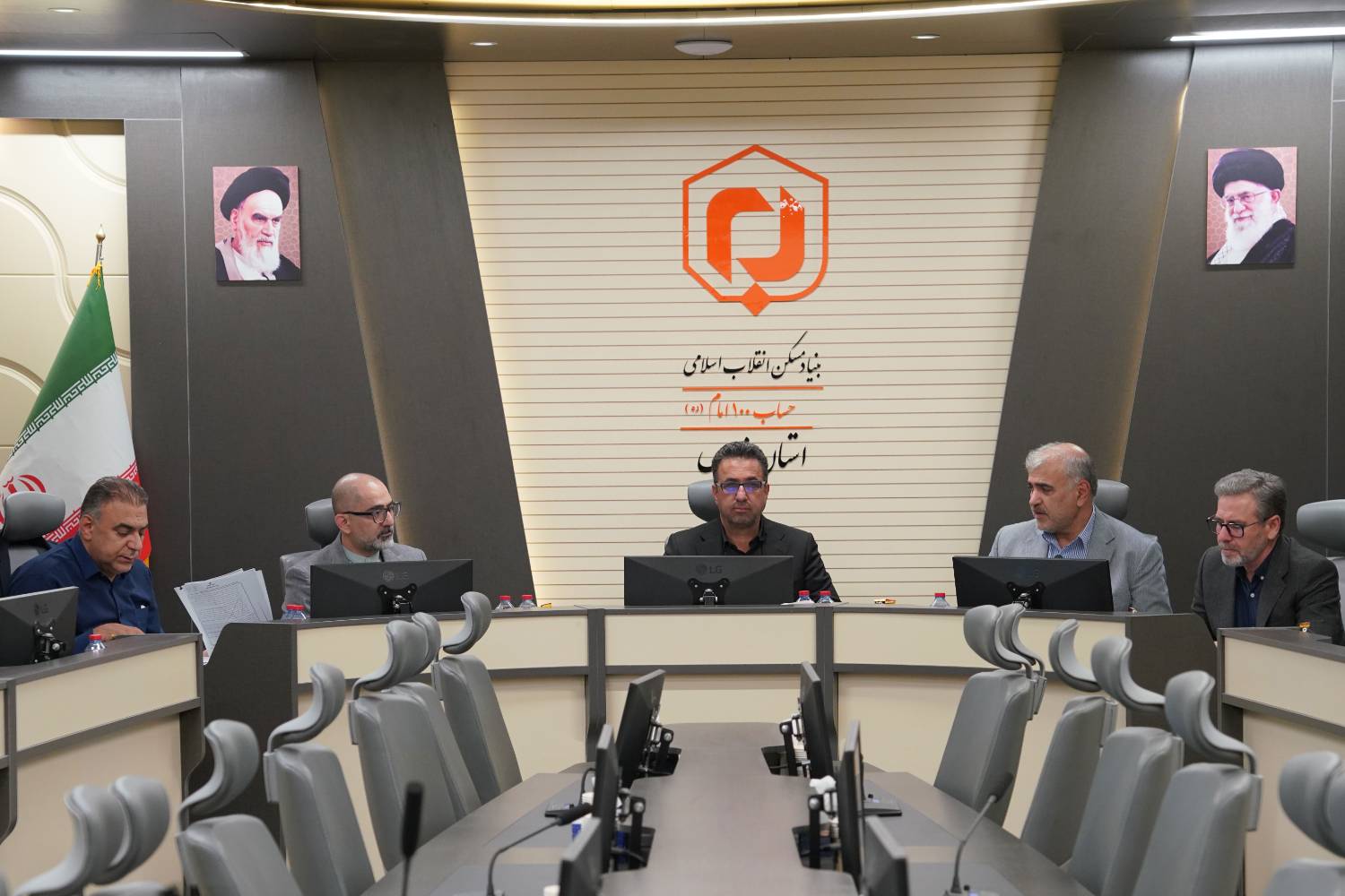 بررسی ۵۰ پروژه هفته دولت و رفع موانع نهضت ملی مسکن در شورای راه و شهرسازی فارس