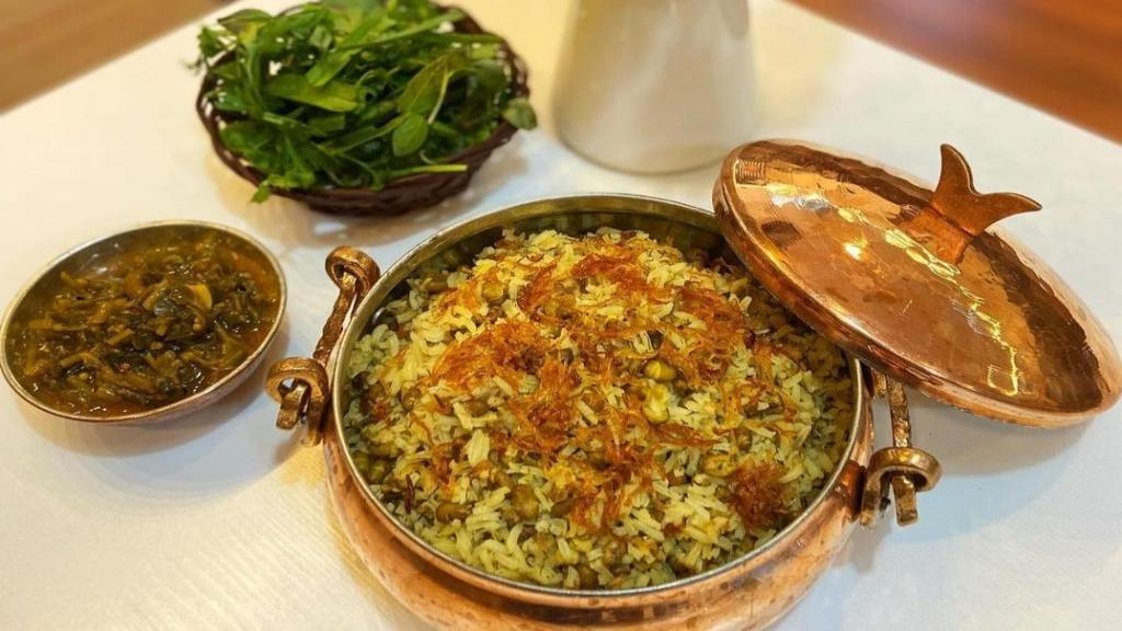 ماش پلو با گوشت گردن یکی از غذاهای سنتی و خوشمزه ایرانی