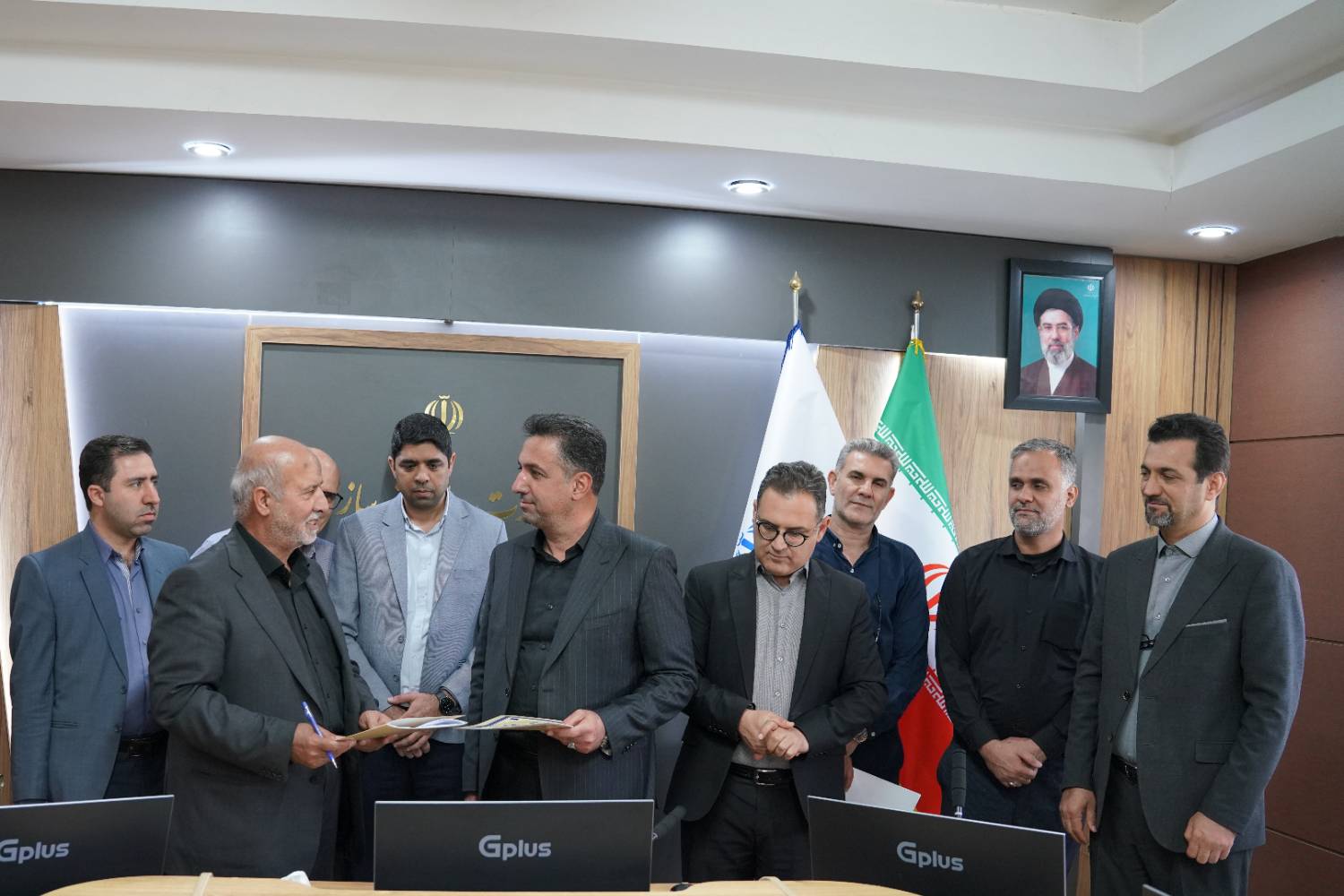 انعقاد قرارداد خرید ۱۹۶ واحد مسکن استیجاری ویژه زوج‌های جوان با تهاتر اراضی دولتی در شیراز