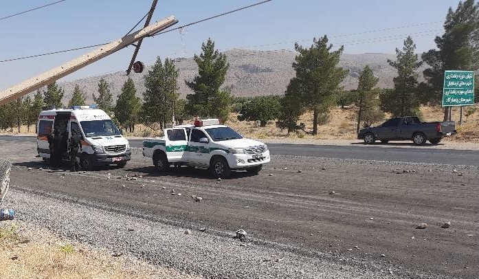 تصویر آخرالزمانی از برخورد پژوپارس با تیر برق در ارسنجان