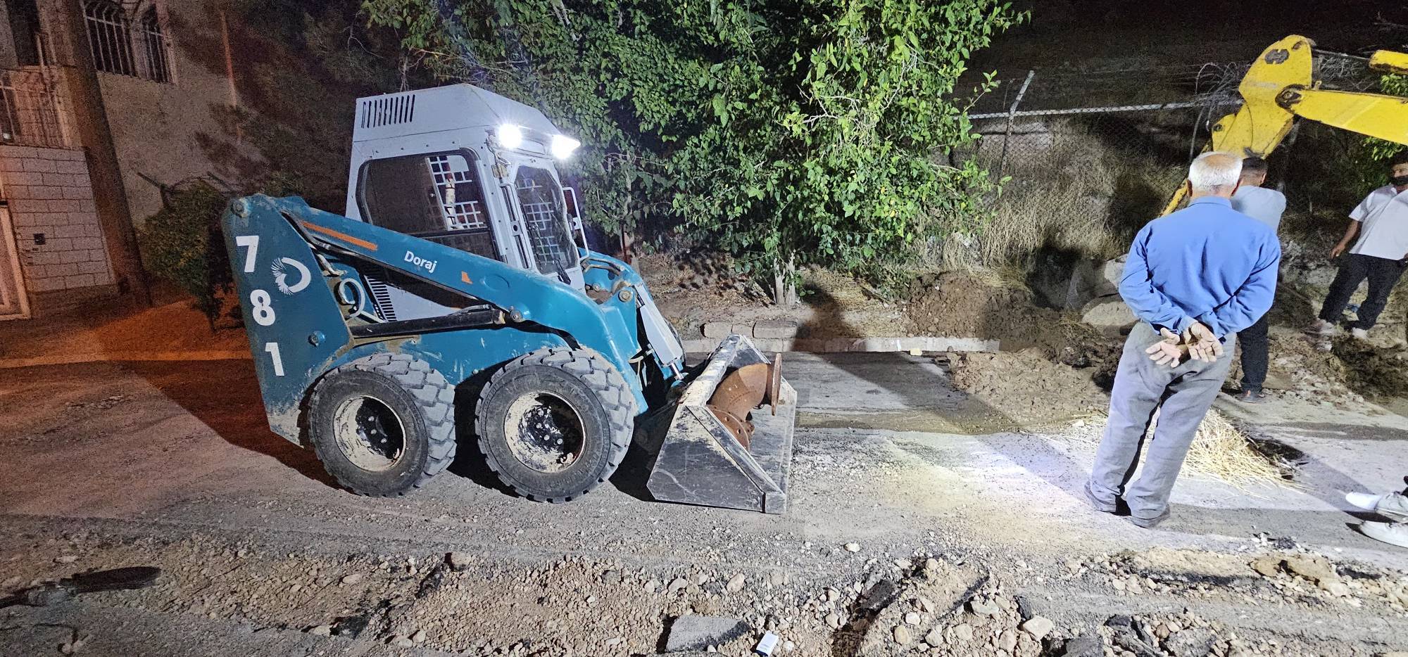 اقدام جهادی آبفا برای ترمیم خط انتقال آب بلوار سرداران شیراز
