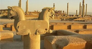دو عکس قدیمی از تخت جشمید پیش از مشروطه در سال ۱۲۸۴ خورشیدی