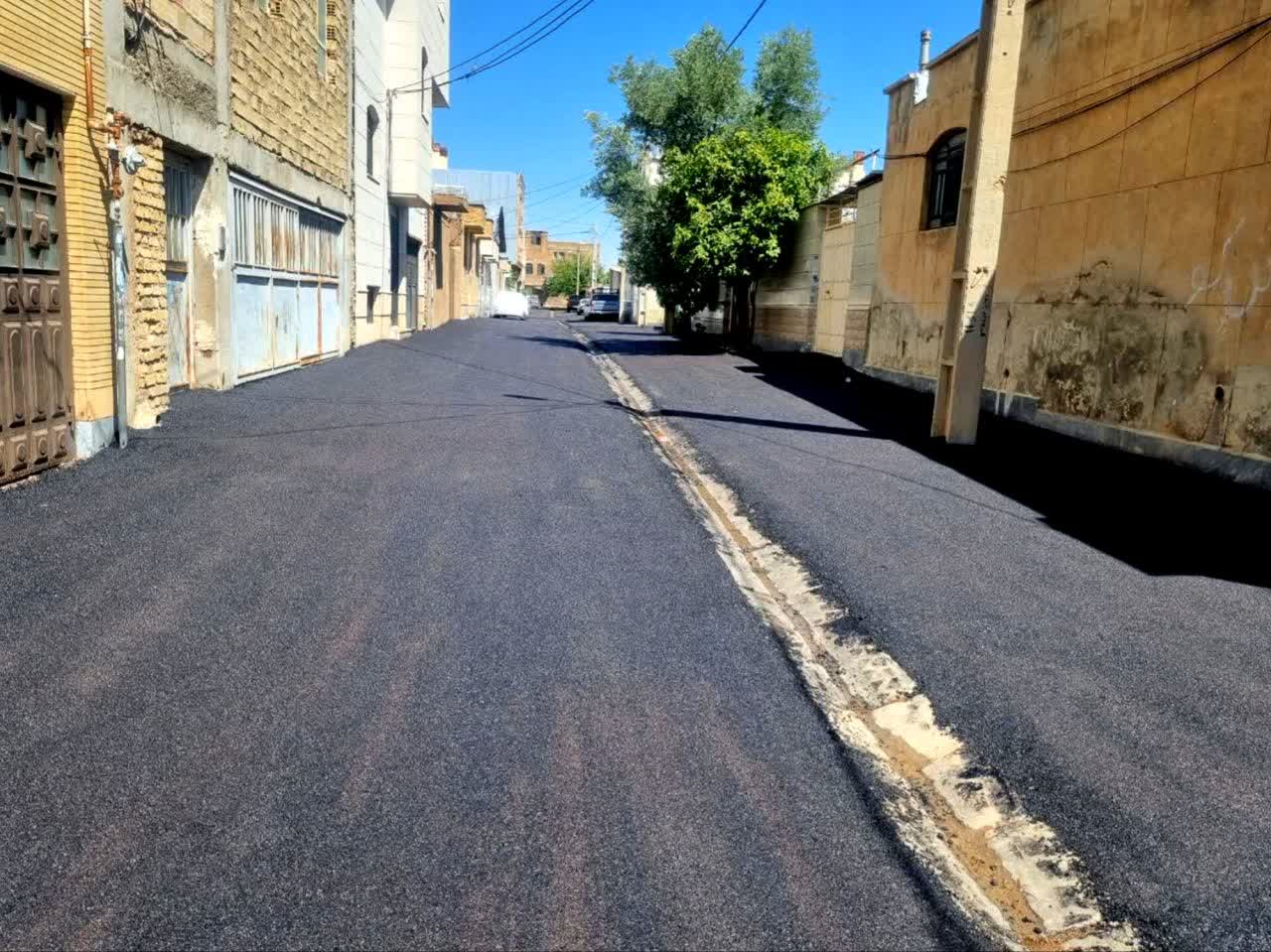 اجرای عملیات گسترده آسفالت و جدول‌گذاری در معابر شهرک‌های سعدی و رکن‌آباد