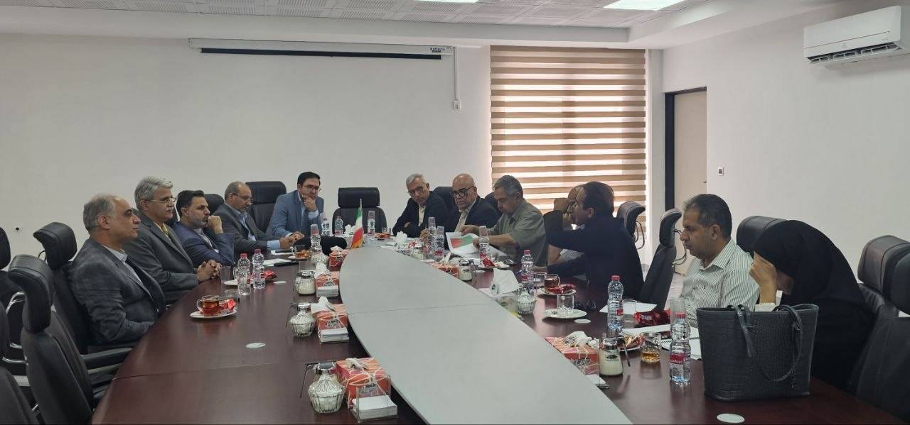 دکتر خشنود: تأخیر پرداخت‌ها داروخانه‌ها را فلج کرده / استانداری فارس: پیگیری مطالبات در پایتخت