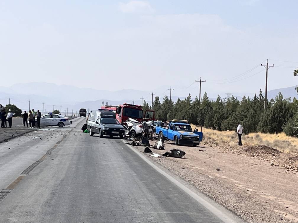 تصادف مرگبار ساینا و تریلی در جاده ارسنجان ـ سعادت‌شهر؛ ۳ نفر جان باختند